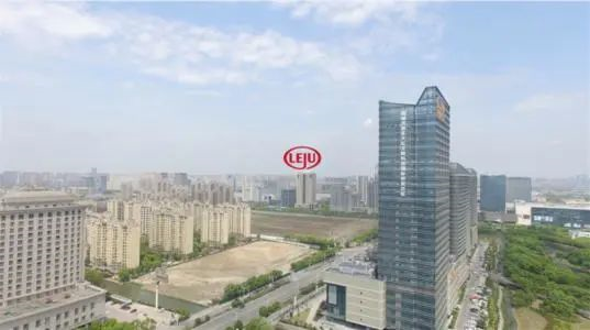 钢筋价格现在6800元／吨，比3月底贵2800元／吨！沙子水泥人工都在涨，你还在等房降价？别赌今年的房价！买房无技巧，全