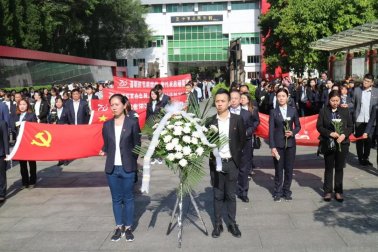 百年集团举行清明祭扫烈士陵园活动
